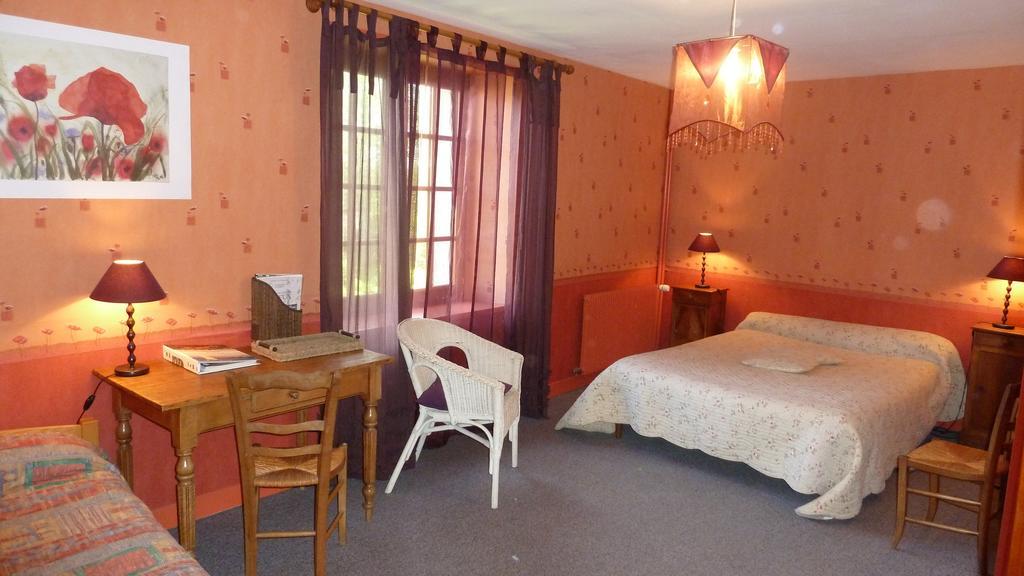 Les Volets Bleus Bed & Breakfast Saint-Martin-des-Entrées Rom bilde