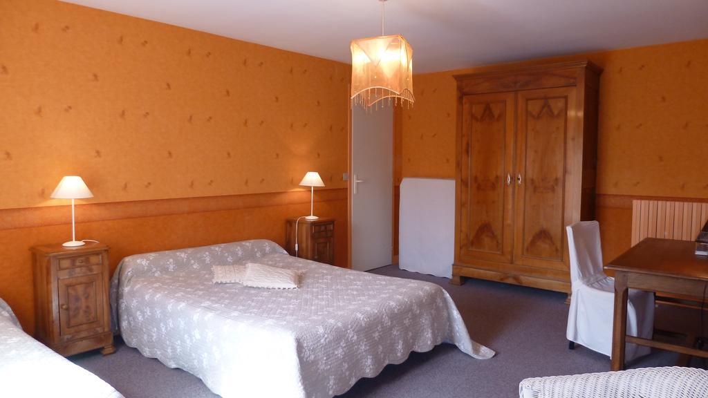 Les Volets Bleus Bed & Breakfast Saint-Martin-des-Entrées Rom bilde